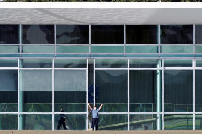 Ngày 7/7/2020, Tổng thống Brazil Jair Bolsonaro xác nhận ông có kết quả xét nghiệm dương tính với COVID-19. Ông Jair Bolsonaro sống cách ly tại dinh Alvorada ở thủ đô Brasilia. Nhà lãnh đạo Brazil phải phải hủy chuyến đi đến bang Piauí cũng như chuyển mọi cuộc họp hành sang hình thức trực tuyến để ký các văn bản chính thức. Ảnh: Reuters.