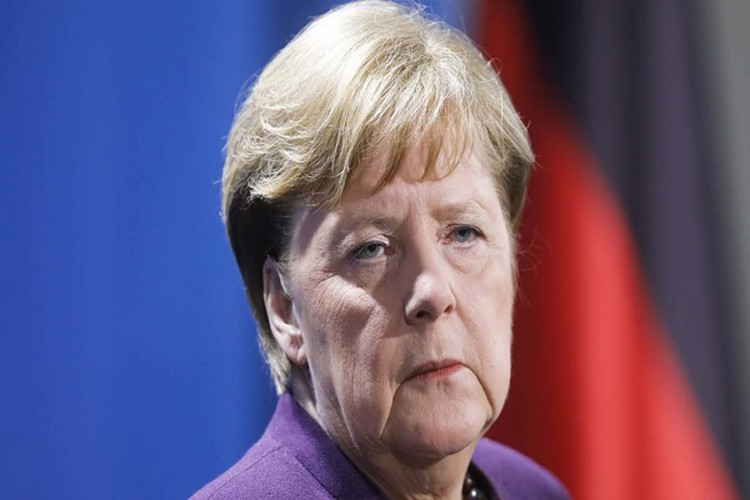 Hãng thông tấn Reuters dẫn lời người phát ngôn của Thủ tướng Đức Angela Merkel, ông Steffen Seibert, ngày 22/3/2020 xác nhận bà Merkel sẽ tự cách ly tại nhà trong ít nhất 14 ngày do từng tiếp xúc với một bác sĩ nhiễm COVID-19. Trong thời gian cách ly, bà vẫn làm việc bình thường. Ảnh: Guardian.