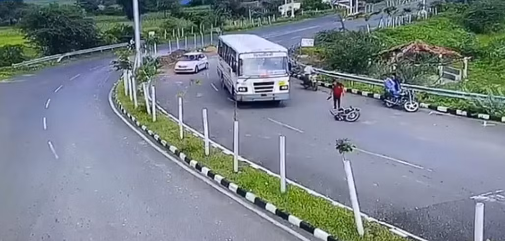 Bi xe buyt “nuot tron”, nguoi di xe may thoat chet than ky-Hinh-4