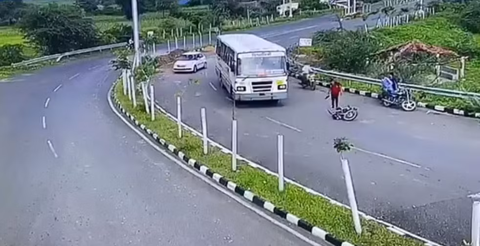 Bi xe buyt “nuot tron”, nguoi di xe may thoat chet than ky-Hinh-6