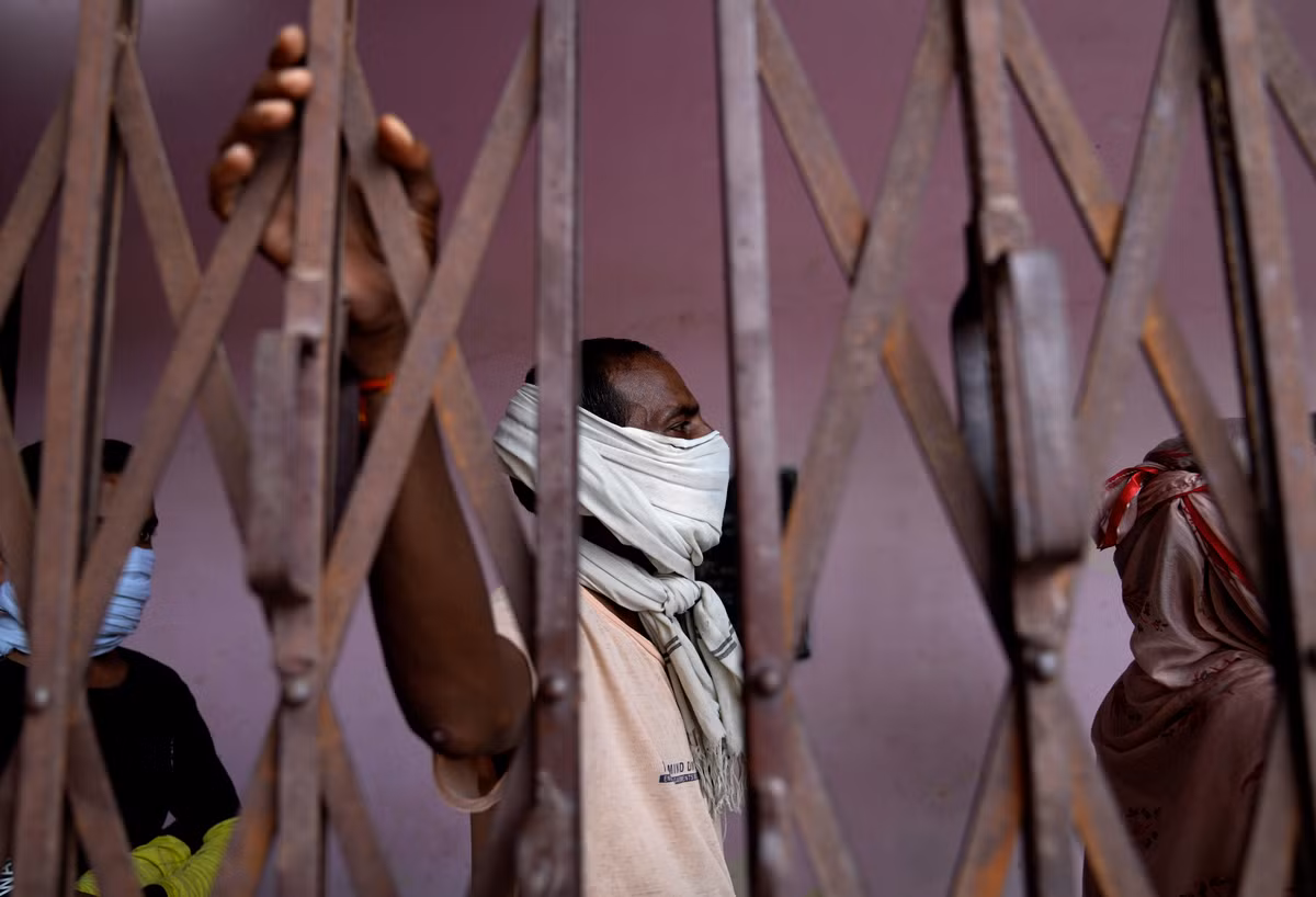 Canh nguoi dan nong thon An Do xep hang dai tiem vac xin COVID-19-Hinh-8