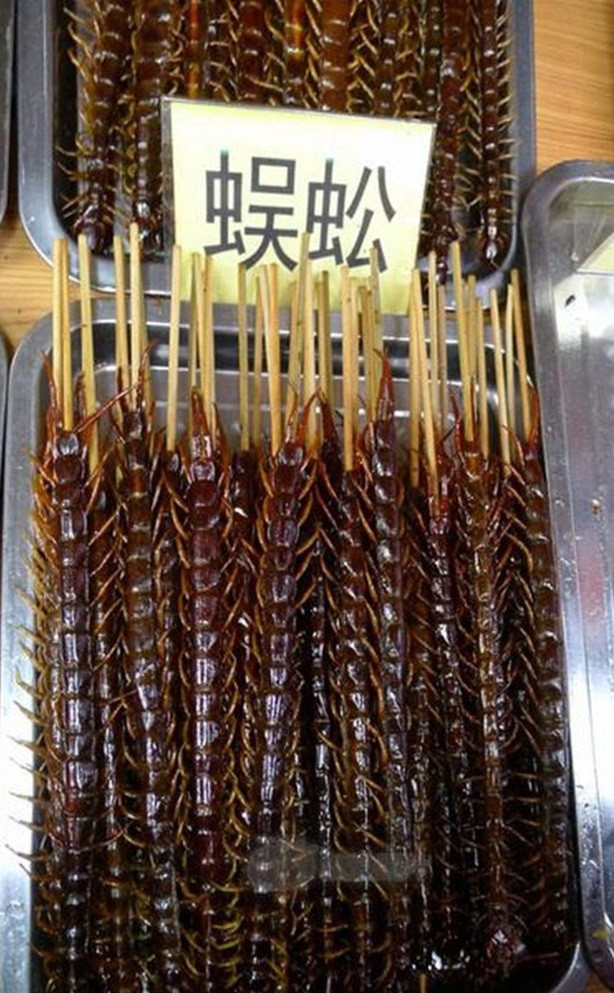 Được biết, rết chiên giòn là đặc sản nổi tiếng nhất xứ Thanh Đảo - vùng đất được biết đến là "thủ phủ" của những món ăn kinh dị được làm từ côn trùng ở Trung Quốc.