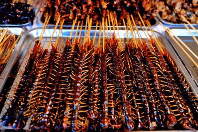 Khi có người hỏi mua, người bán sẽ lấy những xiên rết này phết dầu rồi đem nướng trên than hoa hoặc chiên giòn, tùy yêu cầu của thực khách.