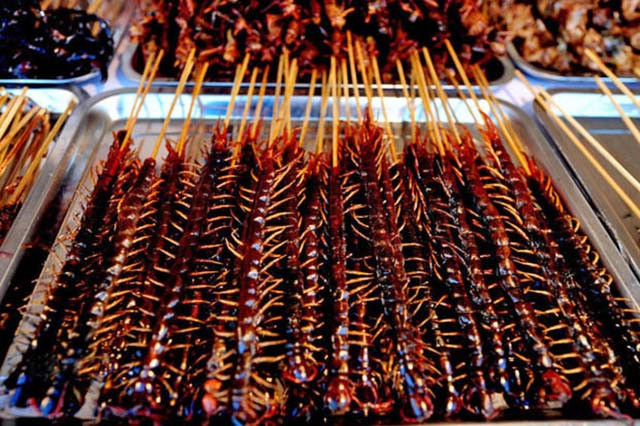 Khi có người hỏi mua, người bán sẽ lấy những xiên rết này phết dầu rồi đem nướng trên than hoa hoặc chiên giòn, tùy yêu cầu của thực khách.