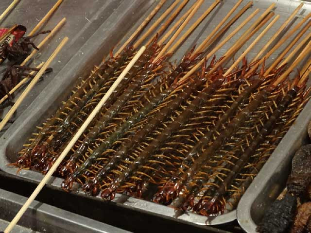 Cách chế biến món rết nướng khá đơn giản. Những con rết còn sống được cho vào nước đá ngâm cho tới khi chúng tê liệt, sau đó để ráo nước rồi được xiên vào những thanh tre nhỏ.