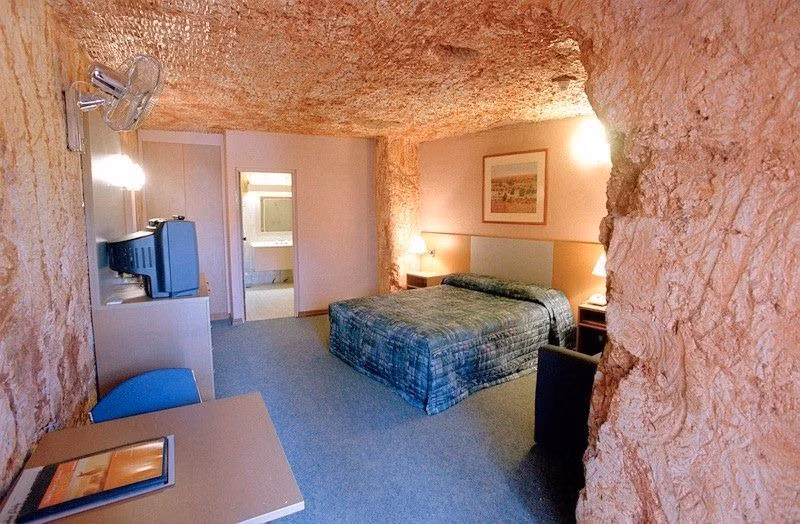 Mùa hè, nhiệt độ thường vượt quá 40 độ C, độ ấm hiếm khi vượt quá 20 %, trong khi bầu trời thường không có mây và cực hiếm nước ngọt. Để chạy trốn khỏi nền nhiệt độ như thiêu như đốt tại đây, người dân địa phương tìm cách sống dưới lòng đất.