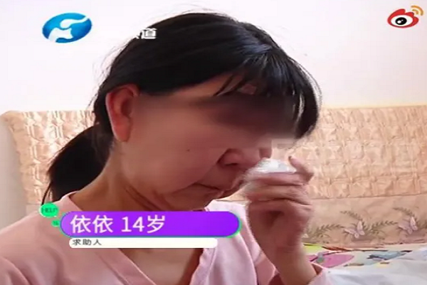 Mac benh la, be gai 14 tuoi mang khuon mat cua cu ba 70