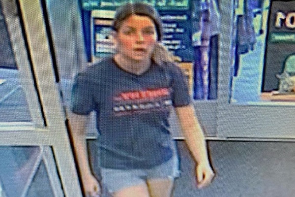 Co gai vut ba lo nghi chua thi the nguoi vao thung rac