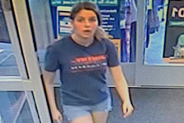 Co gai vut ba lo nghi chua thi the nguoi vao thung rac