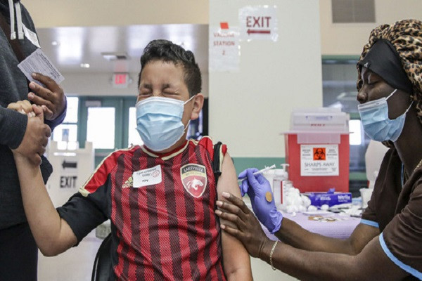 Ngày 28/9 vừa qua, các hãng dược phẩm Pfizer của Mỹ và BioNTech của Đức thông báo đã bắt đầu đệ trình dữ liệu lên Cơ quan Quản lý Thực phẩm và Dược phẩm Mỹ (FDA) để xin cấp phép tiêm chủng vắc xin ngừa COVID-19 của các hãng này cho trẻ em từ 5-11 tuổi.