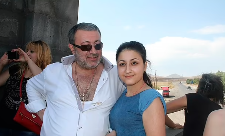 Kết luận điều tra khám nghiệm pháp y cho thấy, Mikhail là tội phạm tình dục nhắm vào trẻ em có xu hướng bạo lực, đặc biệt nhắm vào "chính các con gái của ông ta". Ảnh: Mikhail Khachaturyan và cô con gái đầu, Krestina. Ảnh: Daily Mail. 