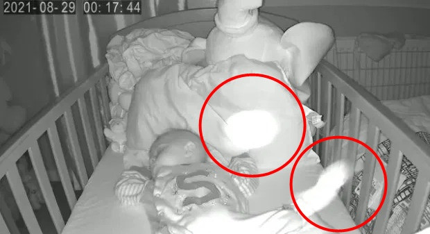 Kiem tra camera trong phong con giua dem, cap vo chong thay vat the la-Hinh-2