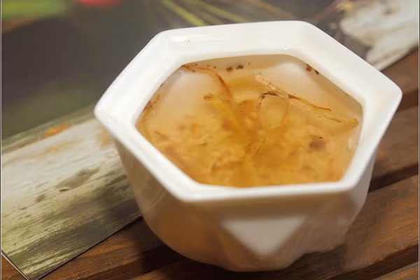 Uong nuoc gao rang voi gung co giam can khong?