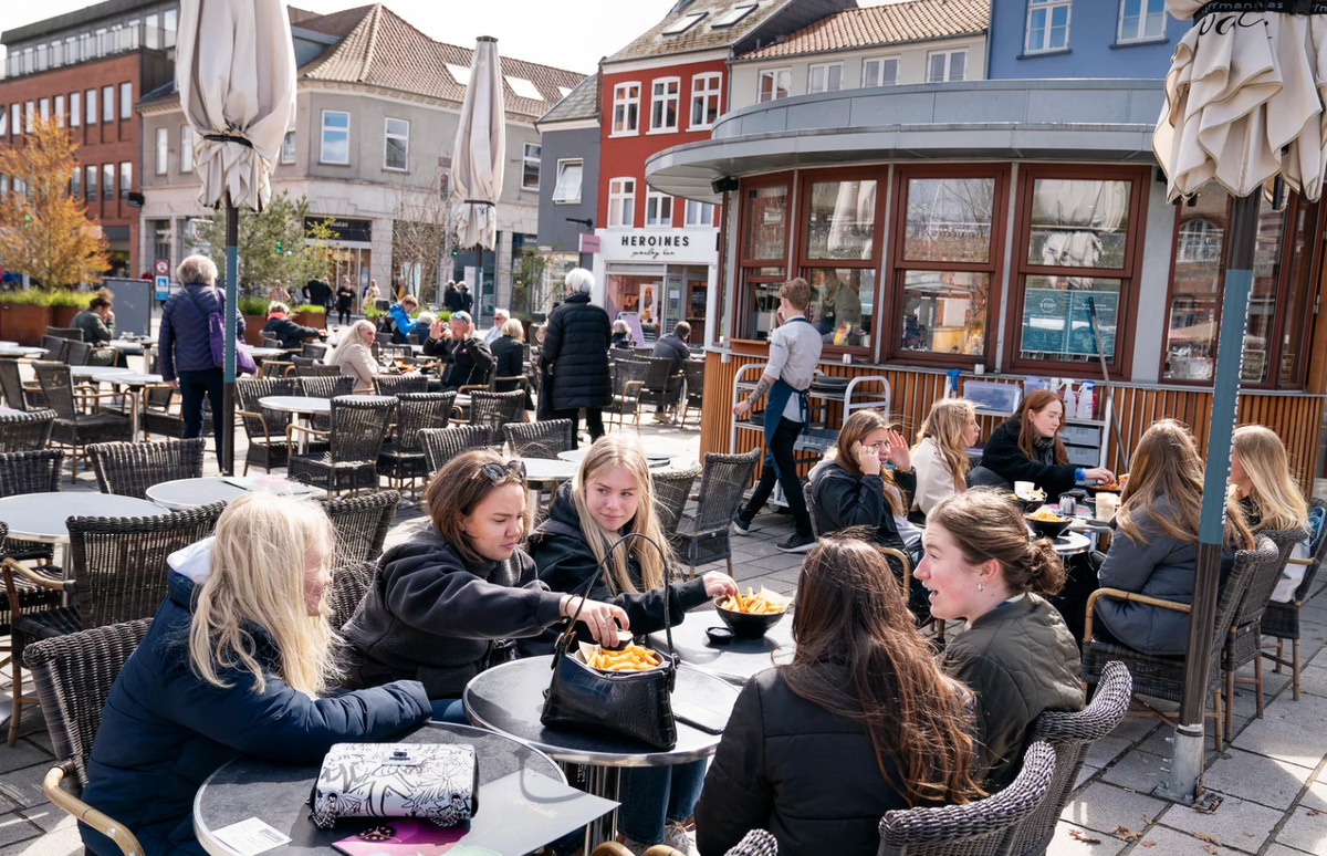 Nhiều quốc gia Châu Âu vẫn trên lộ trình áp dụng chương trình "thẻ xanh COVID". Áo, Bỉ, Đan Mạch, Pháp, Đức, Hy Lạp, Cyprus, Hungary, Ireland, Italy, Luxembourg, Slovenia, Hà Lan và Bồ Đào Nha là những quốc gia đã công bố về các hình thức của “thẻ xanh COVID-19”. Ảnh: AP.