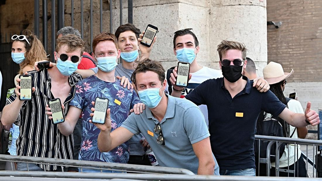 “Thẻ xanh COVID-19” hay “hộ chiếu vaccine” là giấy chứng nhận sức khỏe hoặc mã QR ghi lại tình trạng tiêm chủng của chủ sở hữu, kết quả xét nghiệm virus SARS-CoV-2 của họ trong thời gian gần nhất hoặc xác nhận họ đã từng mắc COVID-19 và phục hồi. Ảnh: EN.