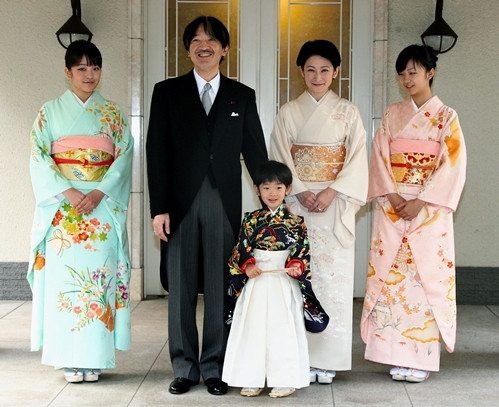 Công chúa Mako (ngoài cùng bên trái), sinh năm 1991, là con gái lớn của Thái tử Akishino và Công nương Kiko. Ảnh: JP.