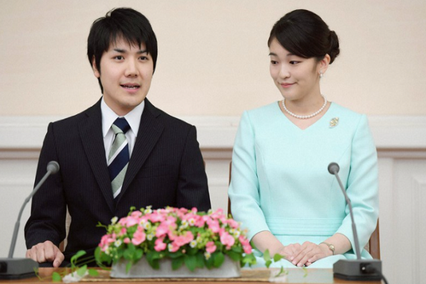 Trước đó, Công chúa Mako và hôn phu Kei Komuro thông báo về việc đính hôn trong buổi họp báo tại Tokyo vào tháng 9/2017. Theo kế hoạch ban đầu, hai người dự định kết hôn vào tháng 11/2018. Ảnh: Kyodo.