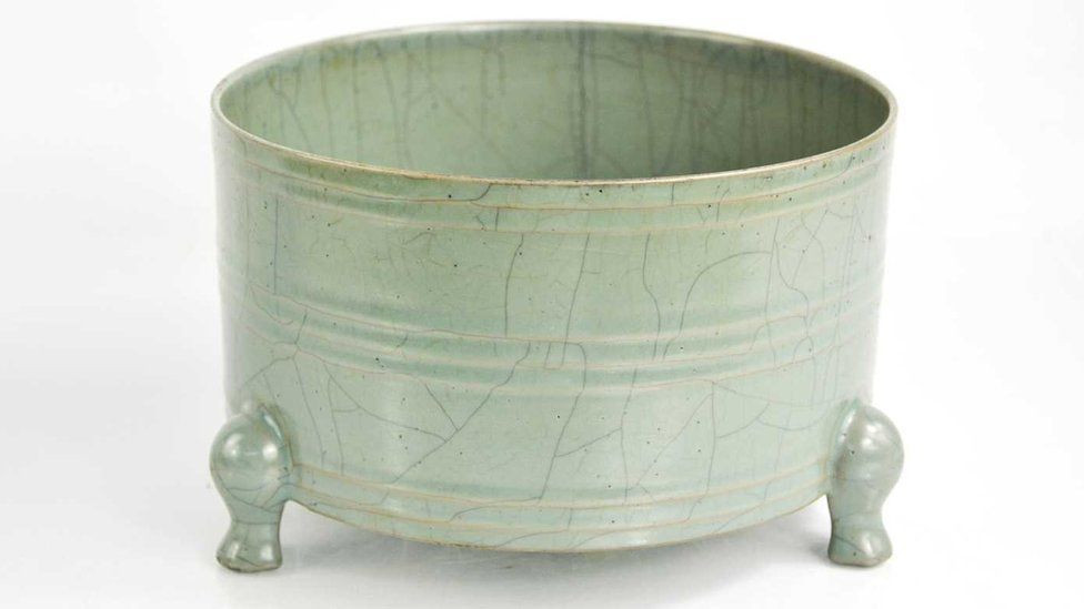 Kinh ngạc bát gốm 900 tuổi được đấu giá 10 tỷ đồng Kinh ngac bat gom 900 tuoi duoc dau gia 10 ty dong