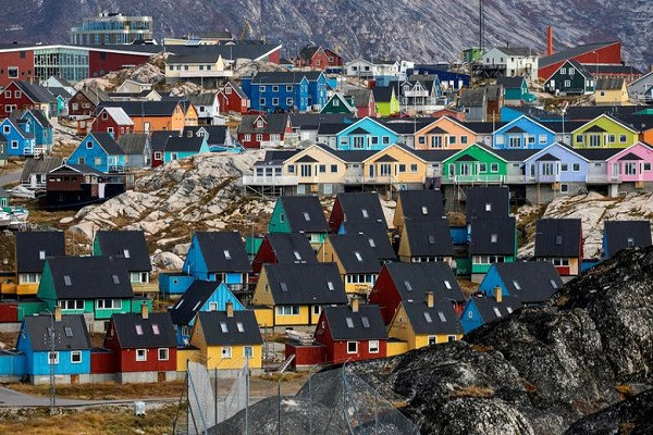 Những ngôi nhà san sát nhau ở Ilulissat, Greenland. Để di chuyển giữa các vùng tại Greenland, người dân chủ yếu sử dụng thuyền, xe trượt tuyết, xe chó kéo hay trực thăng.