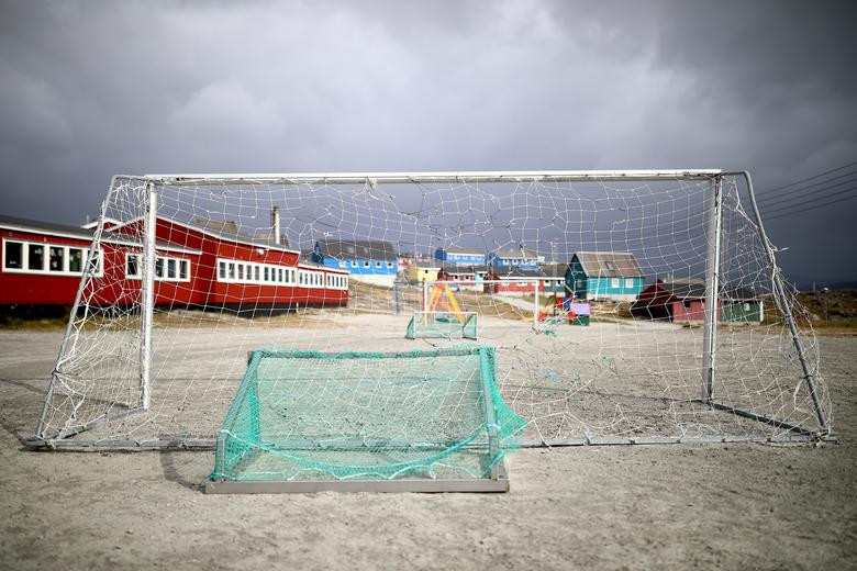 Sân bóng ở Qeqertarsuatsiaat.