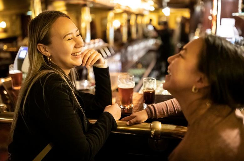 Hai cô gái cười đùa trong một quán bar ở Nuuk hôm 8/9.