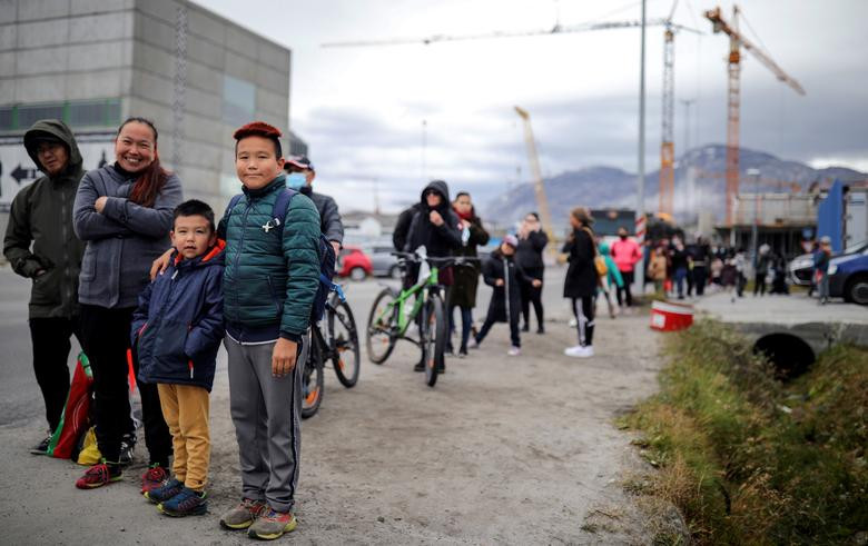 Người dân xếp hàng chờ đến lượt xét nghiệm COVID-19 tại Nuuk.