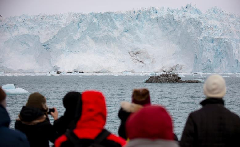 Khách du lịch ngắm sông băng Eqi ở phía bắc Ilulissat, Greenland, ngày 15/9/2021.