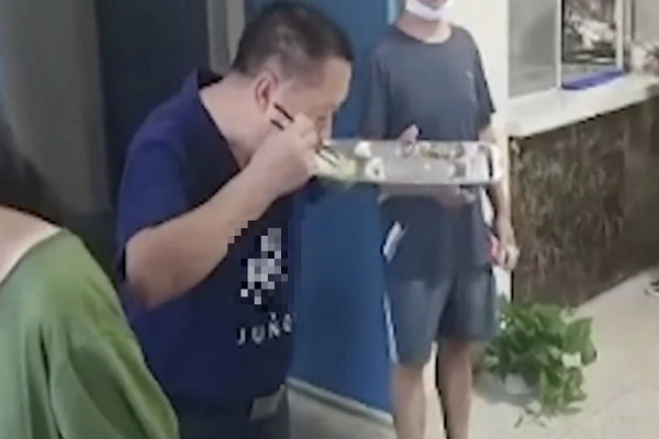 Hieu truong truong hoc o Trung Quoc an com thua cua hoc sinh