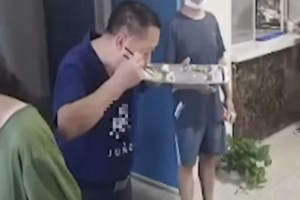 Hieu truong truong hoc o Trung Quoc an com thua cua hoc sinh