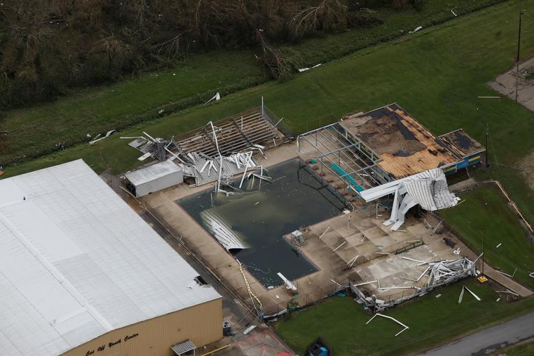 Một ngôi nhà và bể bơi của gia đình ở Cut Off bị bão Ida tàn phá.