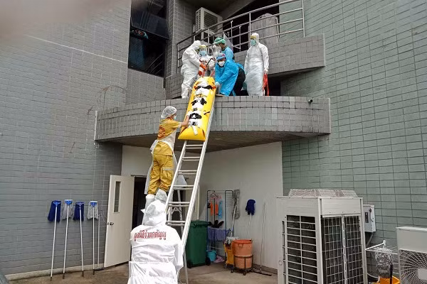 Gian chong, vo om con 8 thang tuoi nhay lau tu tu