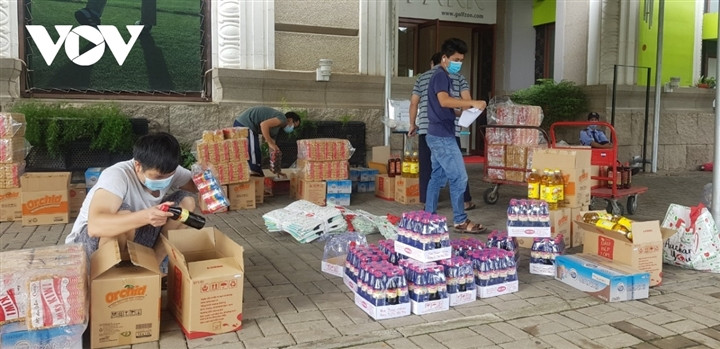 Nguoi dan hao huc khi TP.HCM thi diem mo cua quan 7 tro lai vao ngay 15/9