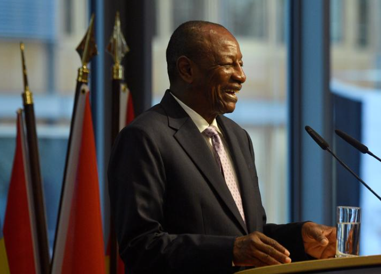 Ông Conde tham gia tranh cử Tổng thống Guinea vào năm 1993 và 1998 nhưng không thành công. Tại cuộc tổng tuyển cử năm 2010, ông Conde được bầu làm Tổng thống Guinea trong vòng bỏ phiếu thứ hai. Ảnh: Reuters.