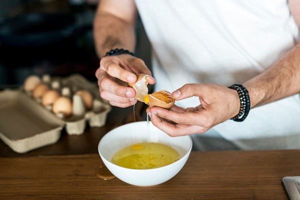 Theo ManukaFeed, việc ăn 3 quả trứng mỗi ngày sẽ giúp tăng lượng cholesterol “tốt” (HDL cholesterol) trong cơ thể.