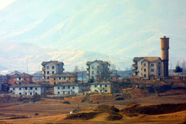 Nằm cách Taesung không xa, ngôi làng Kijong-dong của Triều Tiên được xây dựng từ những năm 1950, ngay tại khu phi quân sự DMZ ở biên giới với Hàn Quốc. Ngôi làng được bao quanh bởi những cánh đồng nông nghiệp mênh mông. Ảnh: ATI.