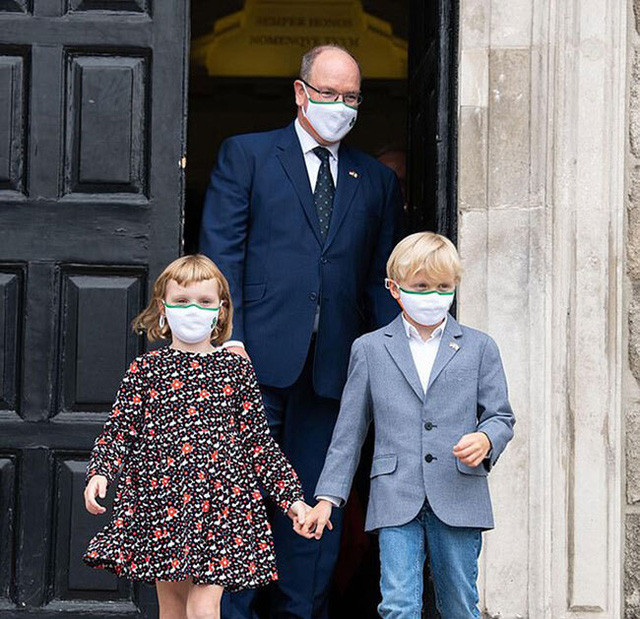 Hôm 3/9 vừa qua, Thân vương Albert cùng hai con Jacques và Gabriella có chuyến thăm chính thức đến Dublin, trong lúc Vương phi Charlene vẫn đang phải nằm viện ở Nam Phi. Được biết, Vương phi Charlene đã phải nhập viện cấp cứu ở Nam Phi hôm 1/9 vì biến chứng của căn bệnh viêm tai, mũi, họng nặng. Ảnh: EM.