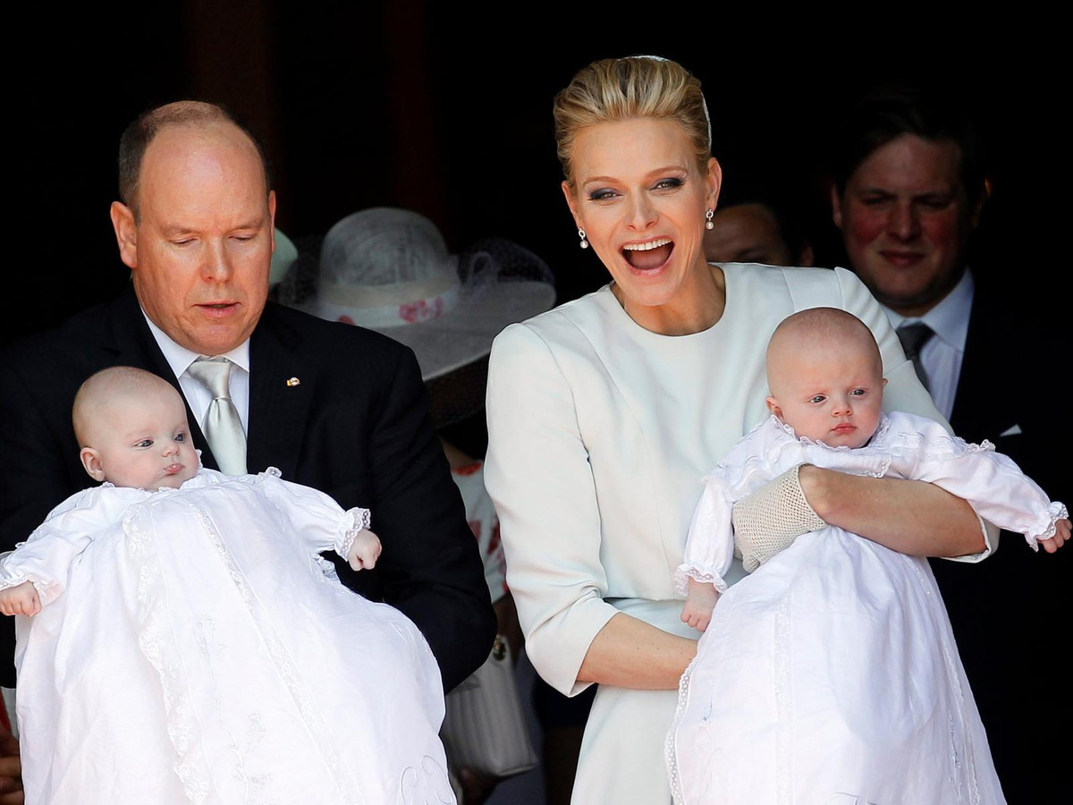 Nguồn tin cho hay, Vương phi Charlene từng gặp áp lực về việc sinh con sau một năm kết hôn. "Charlene khiến chủ đề mang thai trở thành một đề tài cấm kị ở cung điện Hoàng gia. Bà ấy có thể nở nụ cười trên môi ở các sự kiện, nhưng bên trong bà đang bị áp lực và thất vọng", tạp chí Voici tiết lộ. Áp lực được giải tỏa phần nào khi vào năm 2014, bà mang bầu và sinh đôi (công chúa Gabriella và hoàng tử Jacques). Ảnh: EPA.