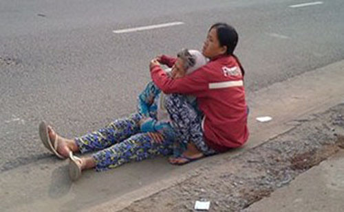 Vạch trần thủ đoạn “mẹ bệnh sắp chết” để lừa người đi đường Vach tran thu doan “me benh sap chet” de lua nguoi di duong