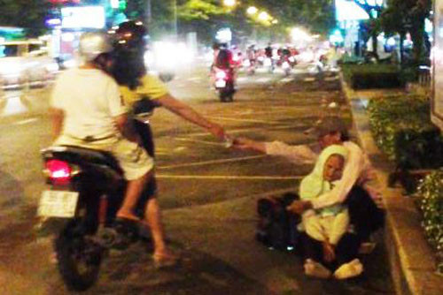 Vach tran thu doan “me benh sap chet” de lua nguoi di duong-Hinh-4