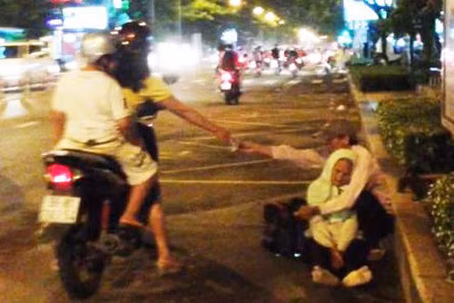 Vach tran thu doan “me benh sap chet” de lua nguoi di duong-Hinh-4