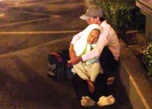 Vach tran thu doan “me benh sap chet” de lua nguoi di duong-Hinh-3