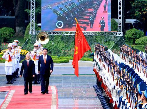 Tổng Bí thư Nguyễn Phú Trọng và Tổng Bí thư, Chủ tịch nước Tập Cận Bình duyệt Đội danh dự Quân đội nhân dân Việt Nam tại lễ đón. Ảnh: Thống Nhất - TTXVN.