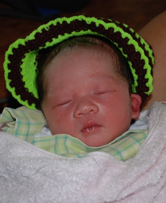 Phat hien be trai so sinh bi bo roi tren via he