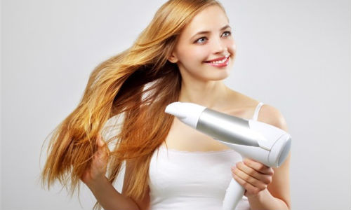 Sấy tóc đúng cách giúp tóc khỏe, không xơ rối.