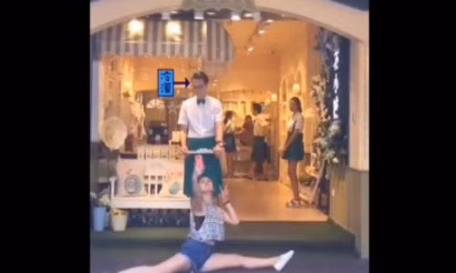 Cô gái "tự sướng" trong tư thế xoạc chân.