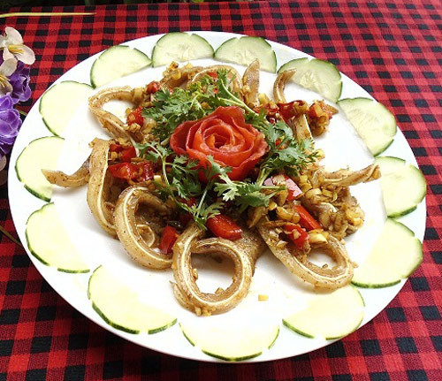 Sức hấp dẫn không thể chối từ của món tai lợn xào sả ớt.