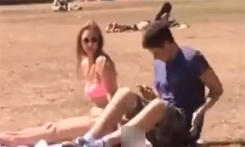 Anh chàng đã xin được số điện thoại của cô gái chỉ với mẹo nhỏ.