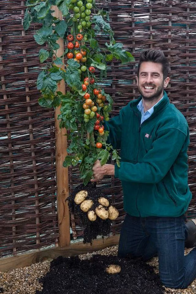 Anh Paul Hansord, Giám đốc công ty Thompson &amp; Morgan bên thành quả của mình.