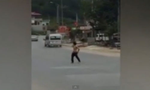 Hình ảnh nam thanh niên được cho là "ngáo đá" trên quốc lộ 1A.