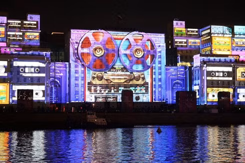 Một hình ảnh nghệ thuật được thực hiện trước mặt tiền tòa nhà Bộ Quốc phòng Nga. Ảnh Sputnik News